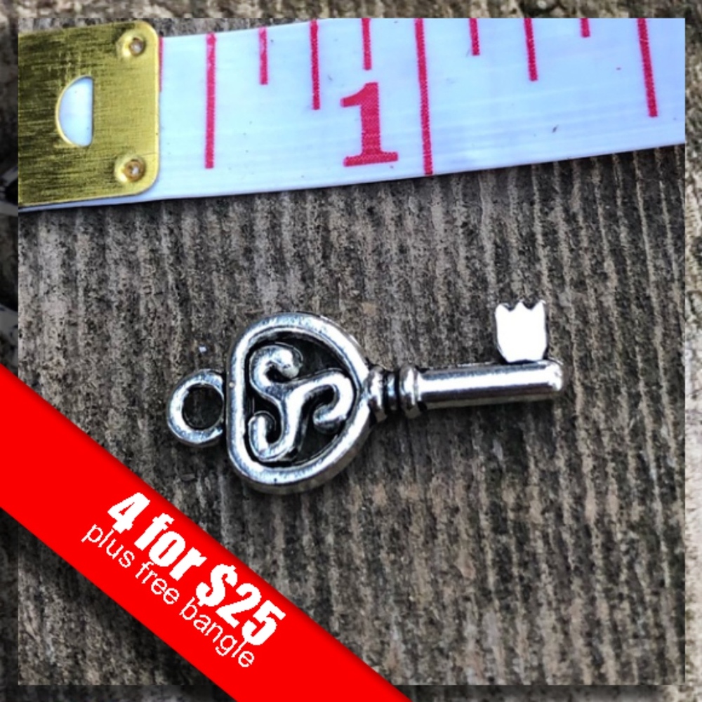 🔥HOT SALE🔥 Silver Heart Key Charm NWOT - Picture 1 of 3